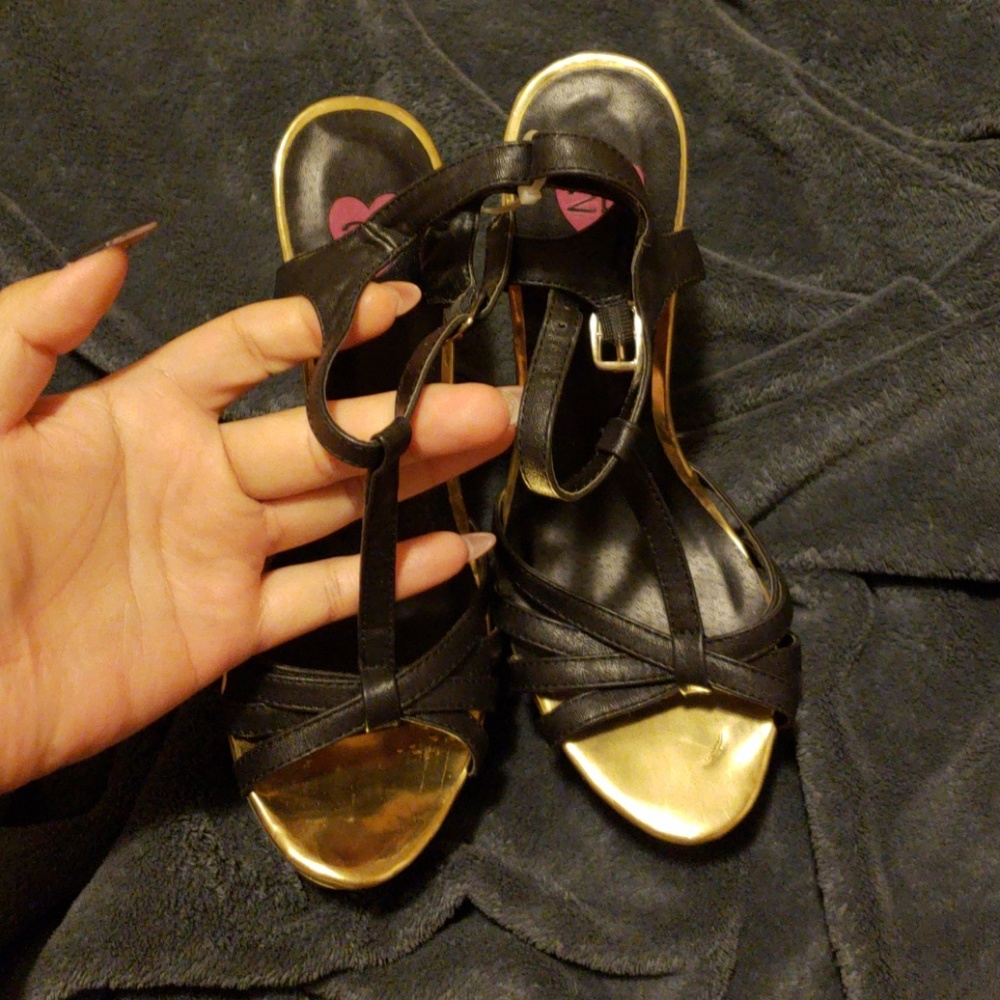 2b bebe black wedges